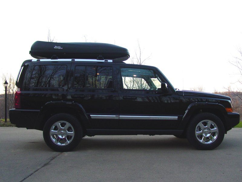 2007 Jeep Commander Overland with Roof Box