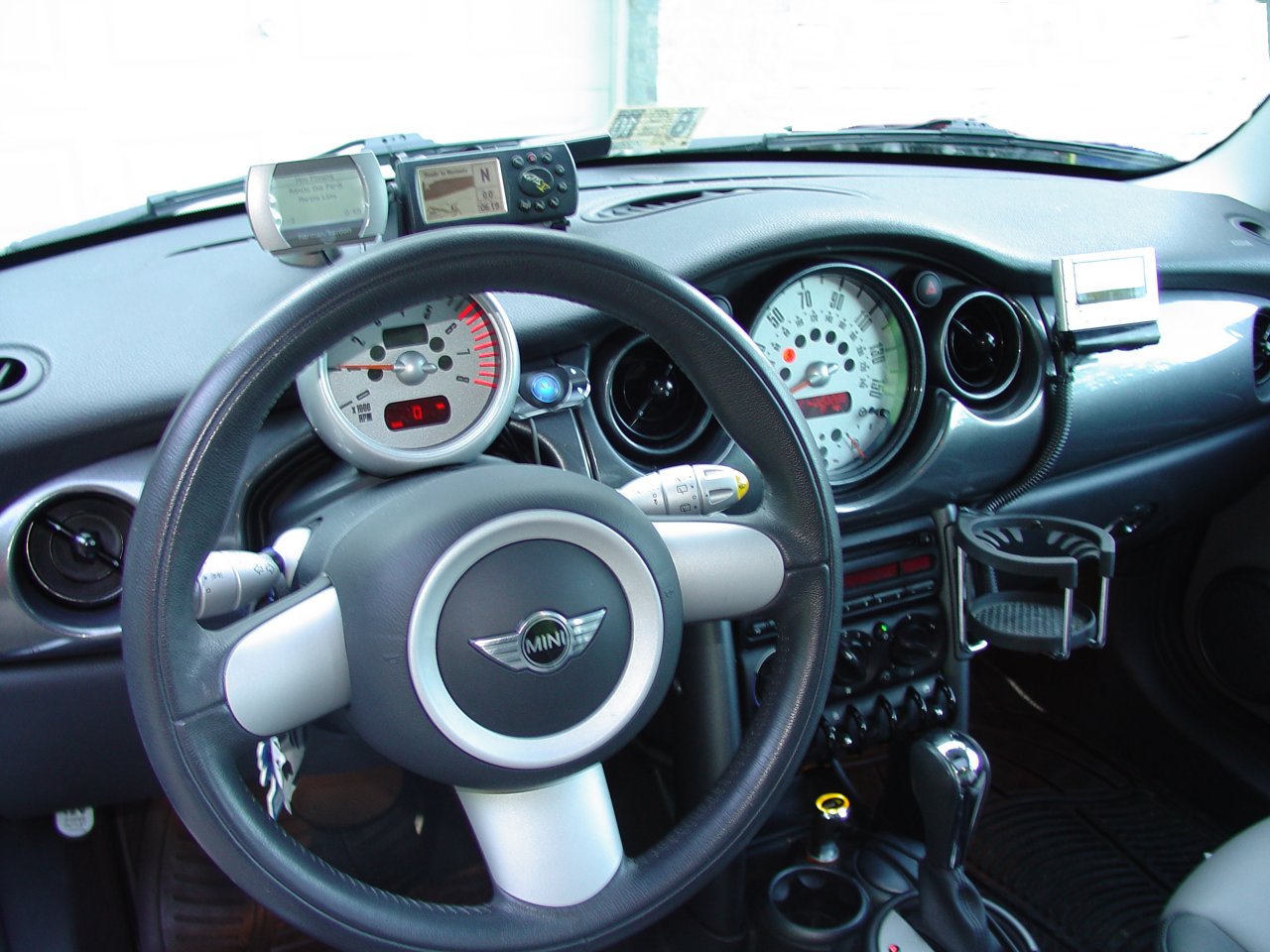 MINI Cooper - iPod Controller, GPS, Hands-Free Bluetooth, XM Radio