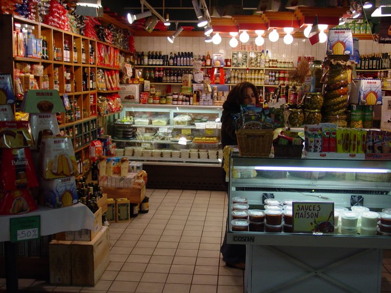 Rue Saunders and Avenue Cartier Shops