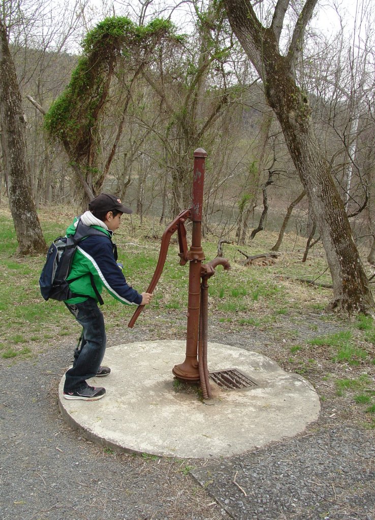 Tom tries the water pump