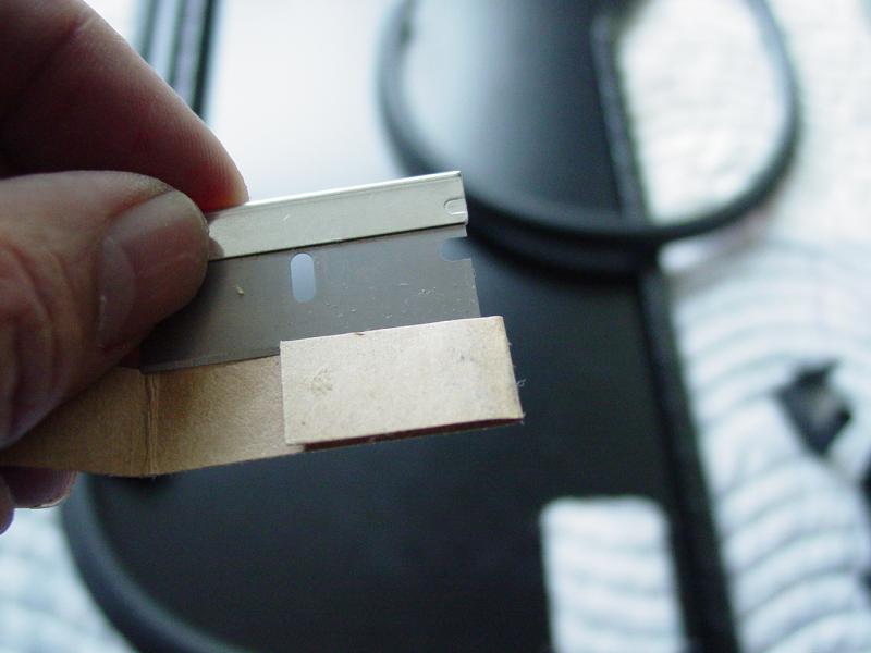 Single-edged razor for notching and cutting